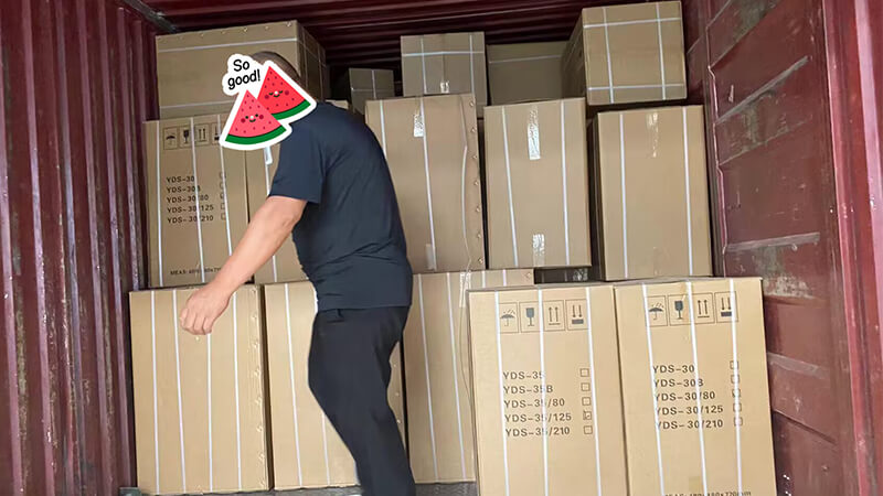 30升35升液氮罐在裝車(chē),開(kāi)始發(fā)往新加坡